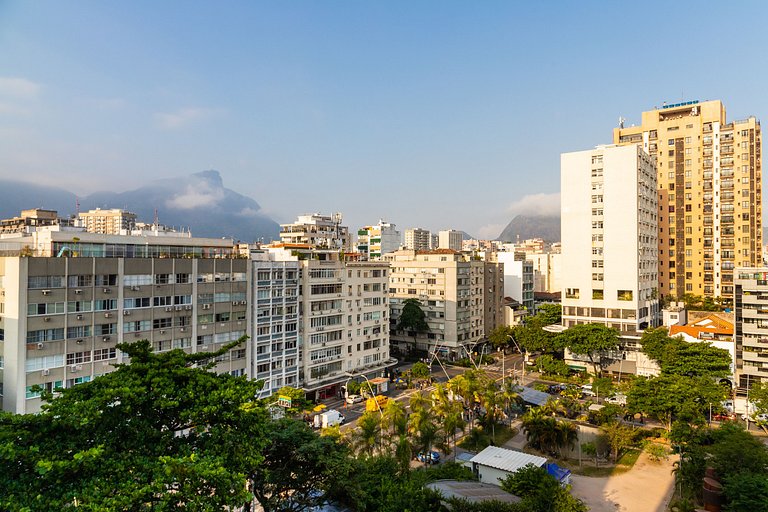 Leblon: praia, metrô na porta e vaga na garagem!
