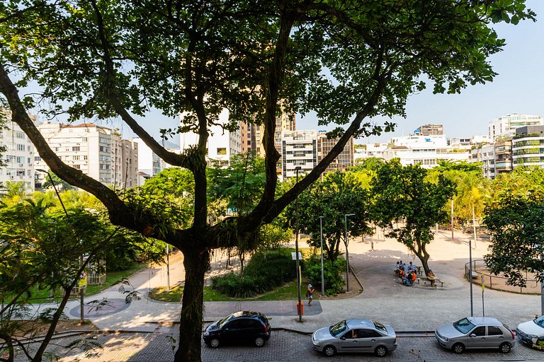 Leblon: praia, metrô na porta e vaga na garagem!
