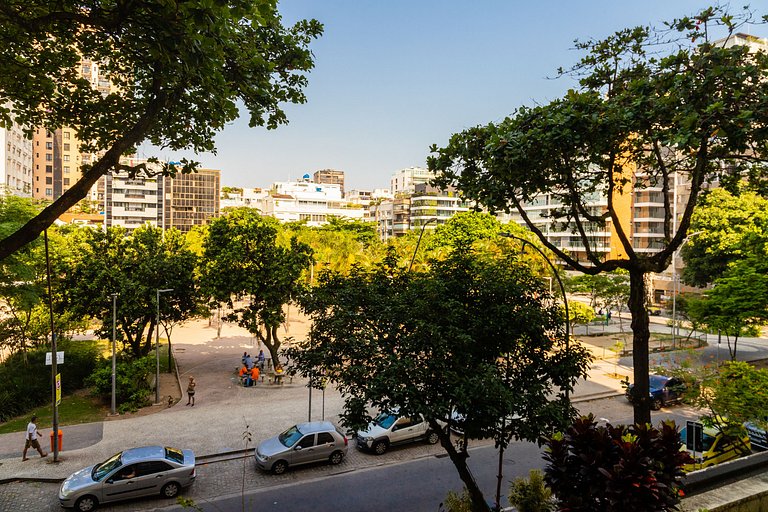Leblon: praia, metrô na porta e vaga na garagem!