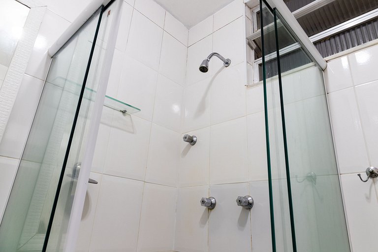 Leblon: praia, metrô na porta e vaga na garagem!