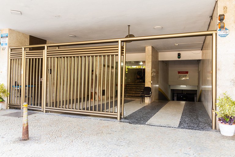 Leblon: praia, metrô na porta e vaga na garagem!