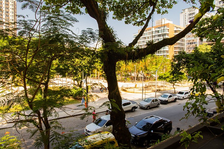 Leblon: praia, metrô na porta e vaga na garagem!