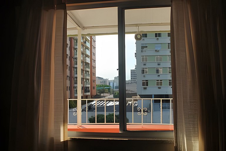 All Inn One: estúdio com varanda e metrô na porta!