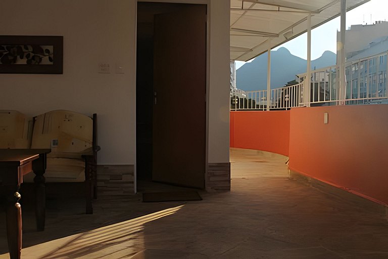 All Inn One: estúdio com varanda e metrô na porta!