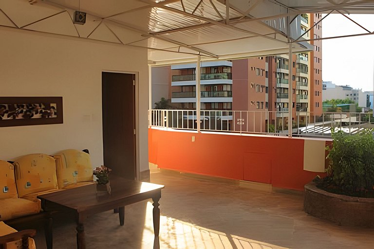 All Inn One: estúdio com varanda e metrô na porta!