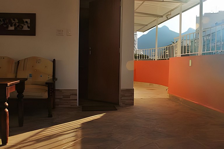 All Inn One: estúdio com varanda e metrô na porta!