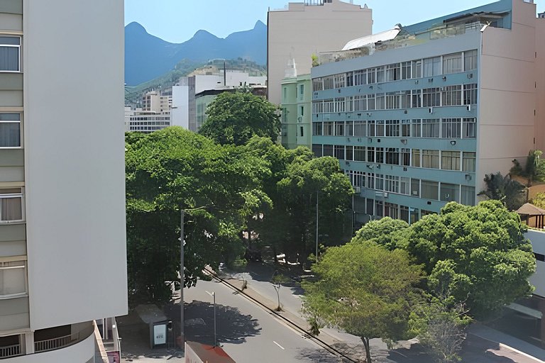 All Inn One: estúdio com varanda e metrô na porta!