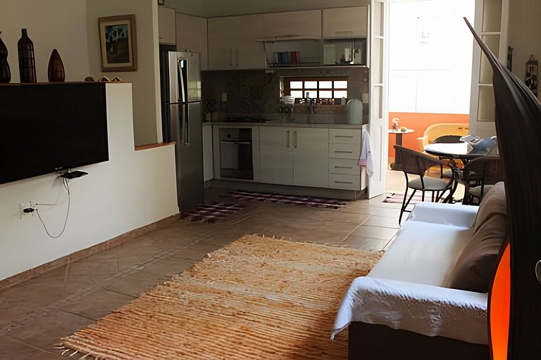 Varanda do Conde: quarto, sala e metrô na porta.