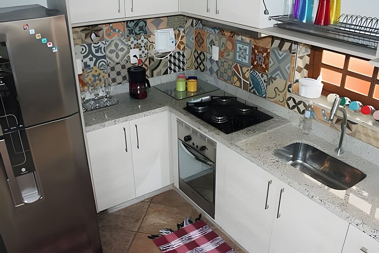 Varanda do Conde: quarto, sala e metrô na porta.