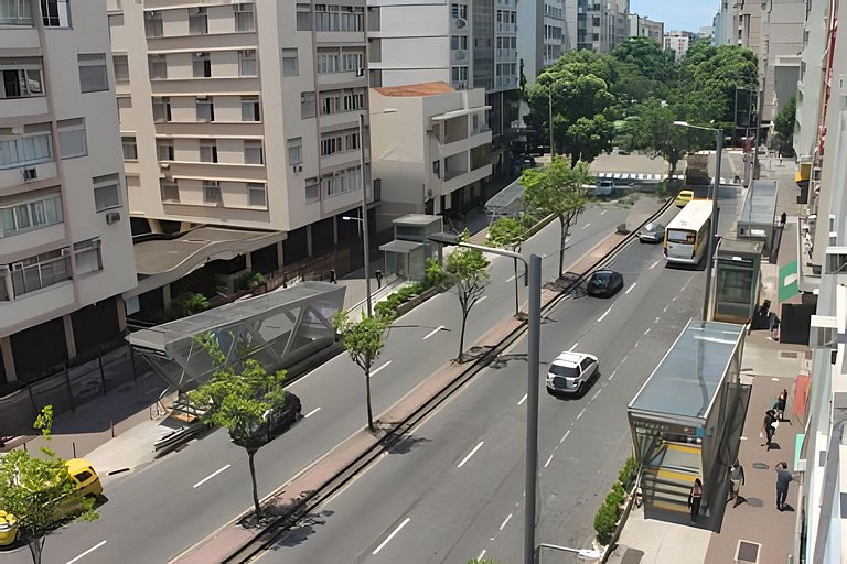 Varanda do Conde: quarto, sala e metrô na porta.