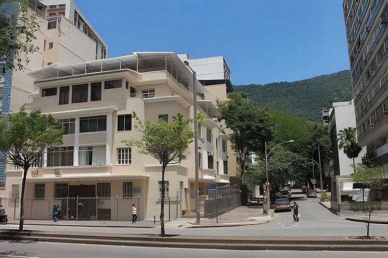 Varanda do Conde: quarto, sala e metrô na porta.