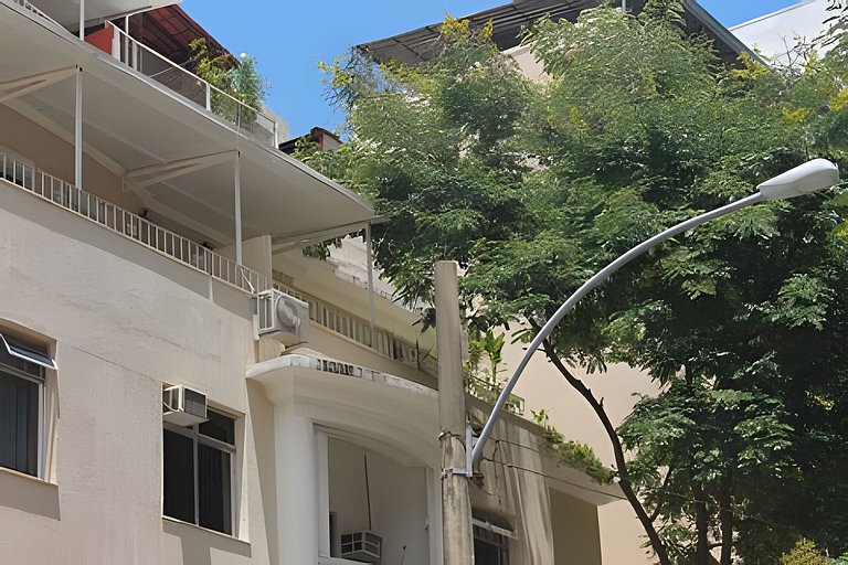 Varanda do Conde: quarto, sala e metrô na porta.