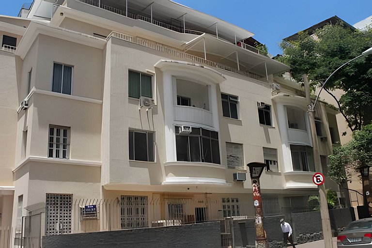 Varanda do Conde: quarto, sala e metrô na porta.