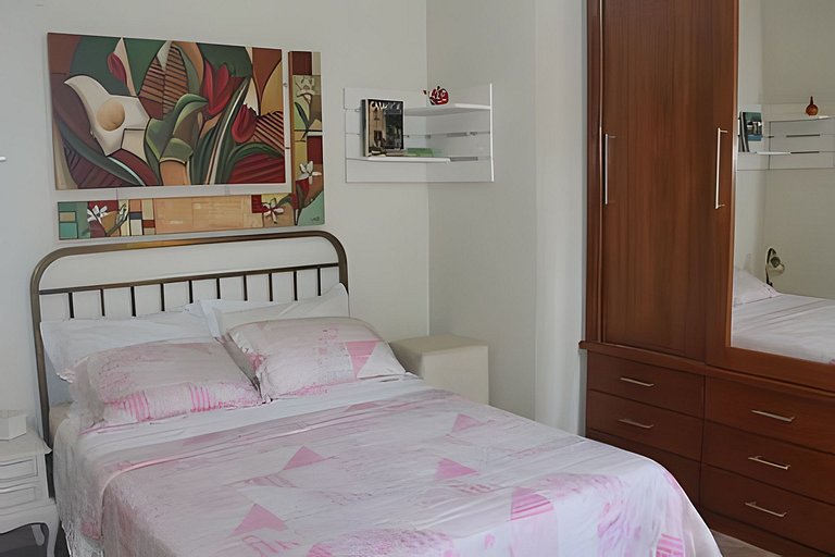 Varanda do Conde: quarto, sala e metrô na porta.