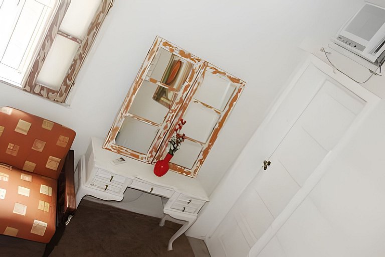 Varanda do Conde: quarto, sala e metrô na porta.