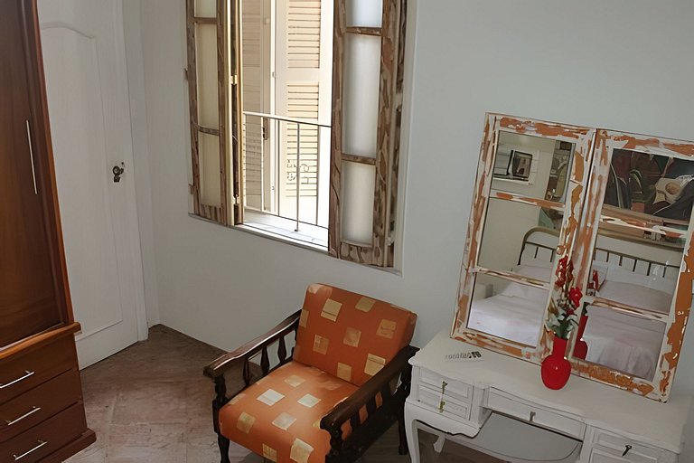 Varanda do Conde: quarto, sala e metrô na porta.