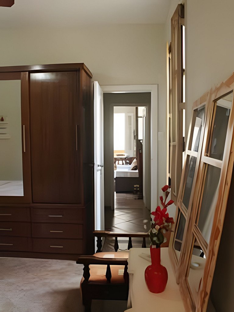 Varanda do Conde: quarto, sala e metrô na porta.