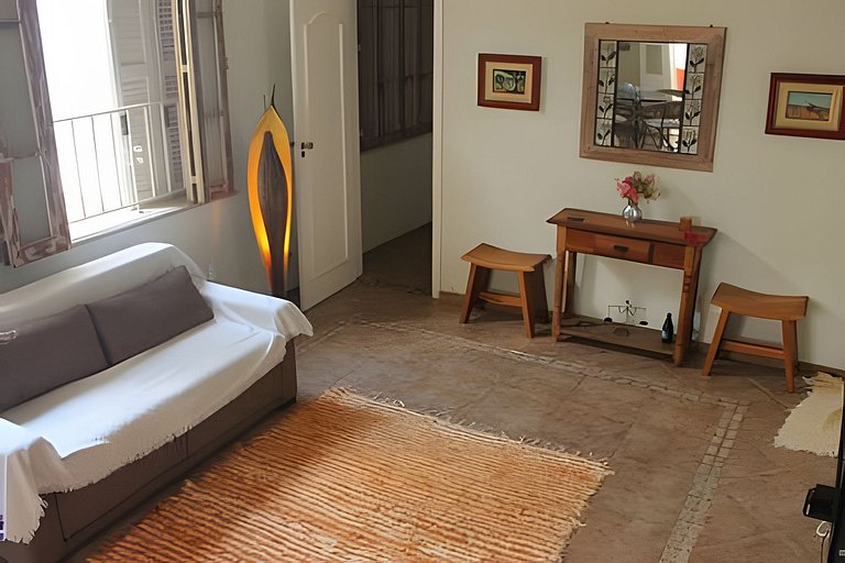 Varanda do Conde: quarto, sala e metrô na porta.