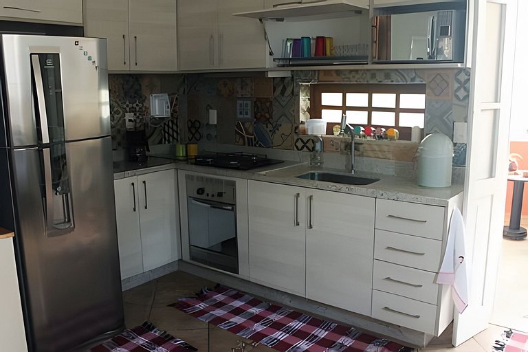 Varanda do Conde: quarto, sala e metrô na porta.