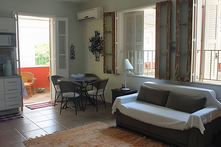 Varanda do Conde: quarto, sala e metrô na porta.