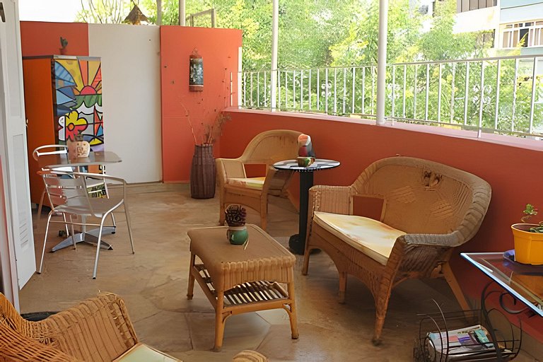 Varanda do Conde: quarto, sala e metrô na porta.