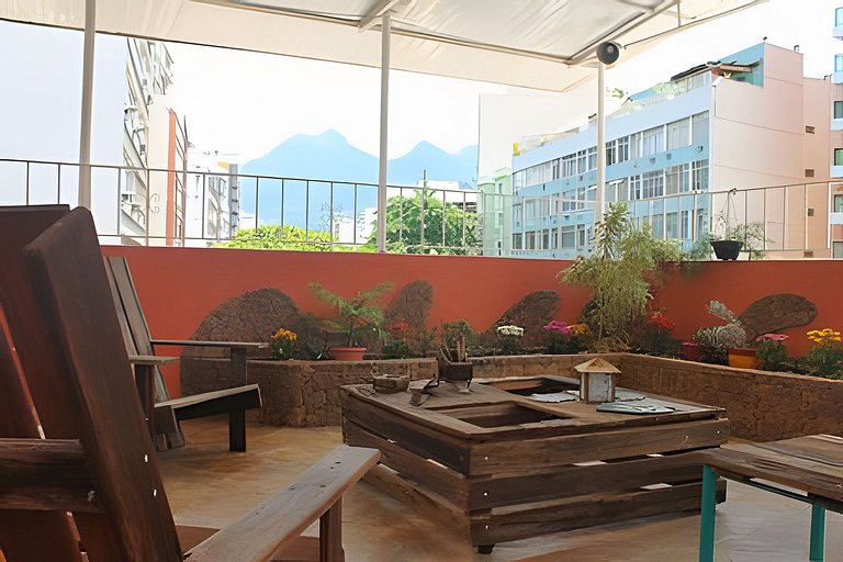 Varanda do Conde: quarto, sala e metrô na porta.