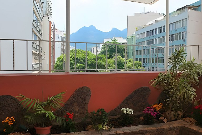 Varanda do Conde: quarto, sala e metrô na porta.