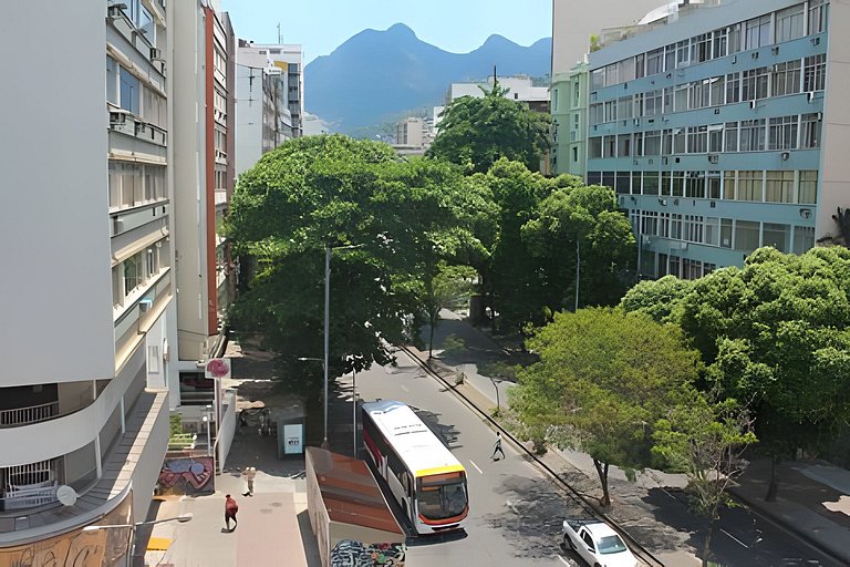 Varanda do Conde: quarto, sala e metrô na porta.