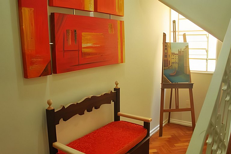 Varanda do Conde: quarto, sala e metrô na porta.