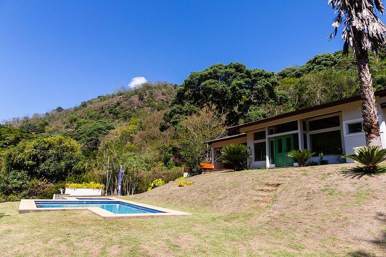 Refúgio Colonial: 4 suítes, piscina e área gourmet