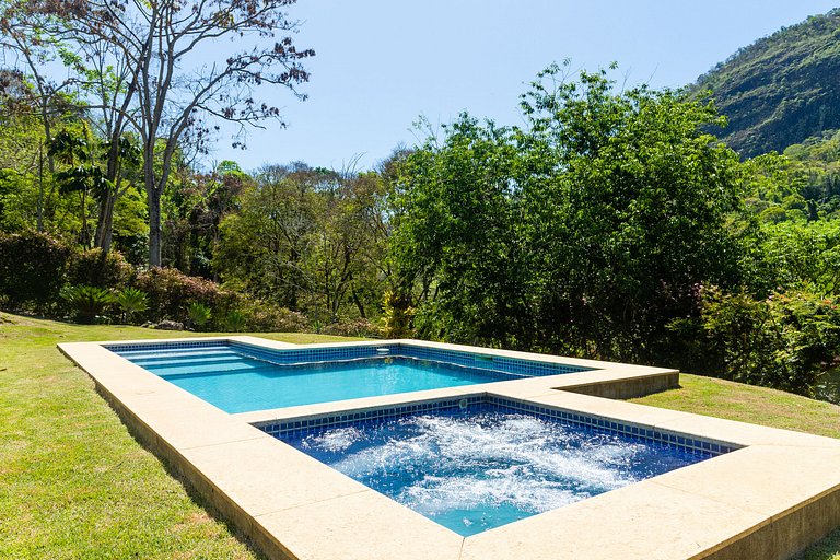 Refúgio Colonial: 4 suítes, piscina e área gourmet