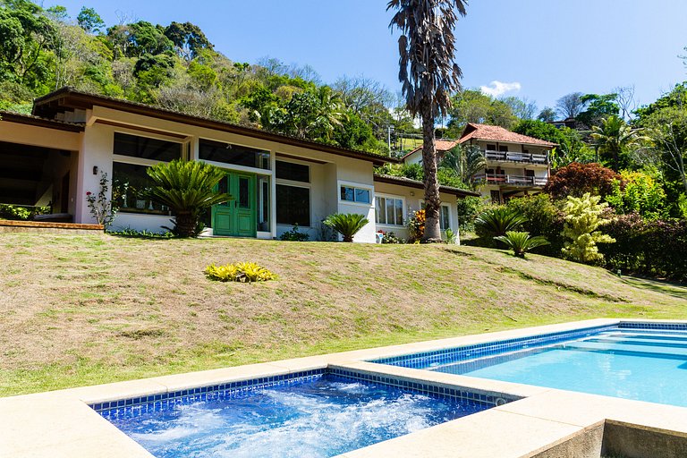 Refúgio Colonial: 4 suítes, piscina e área gourmet