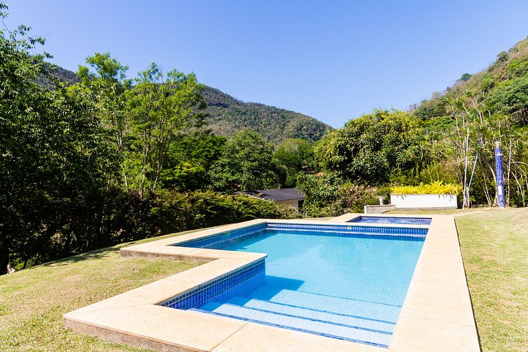 Refúgio Colonial: 4 suítes, piscina e área gourmet