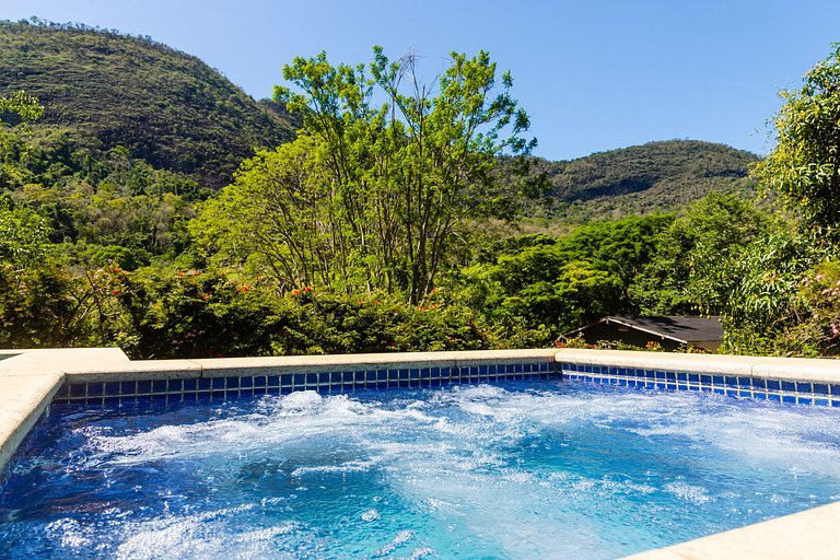 Refúgio Colonial: 4 suítes, piscina e área gourmet