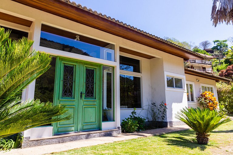 Refúgio Colonial: 4 suítes, piscina e área gourmet