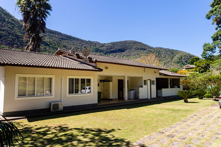 Refúgio Colonial: 4 suítes, piscina e área gourmet