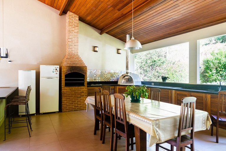 Refúgio Colonial: 4 suítes, piscina e área gourmet