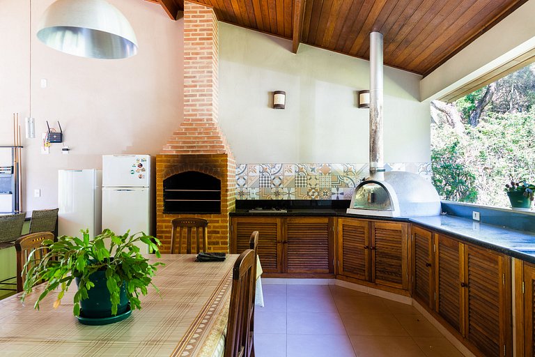 Refúgio Colonial: 4 suítes, piscina e área gourmet