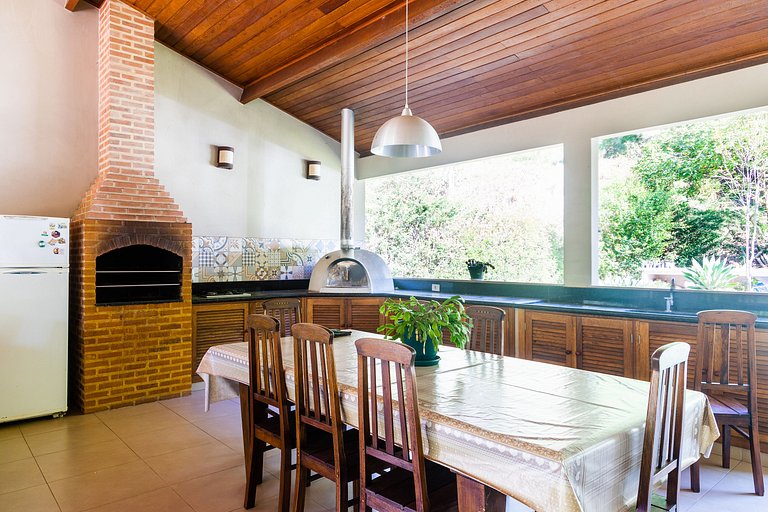 Refúgio Colonial: 4 suítes, piscina e área gourmet