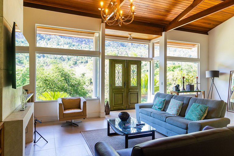 Refúgio Colonial: 4 suítes, piscina e área gourmet