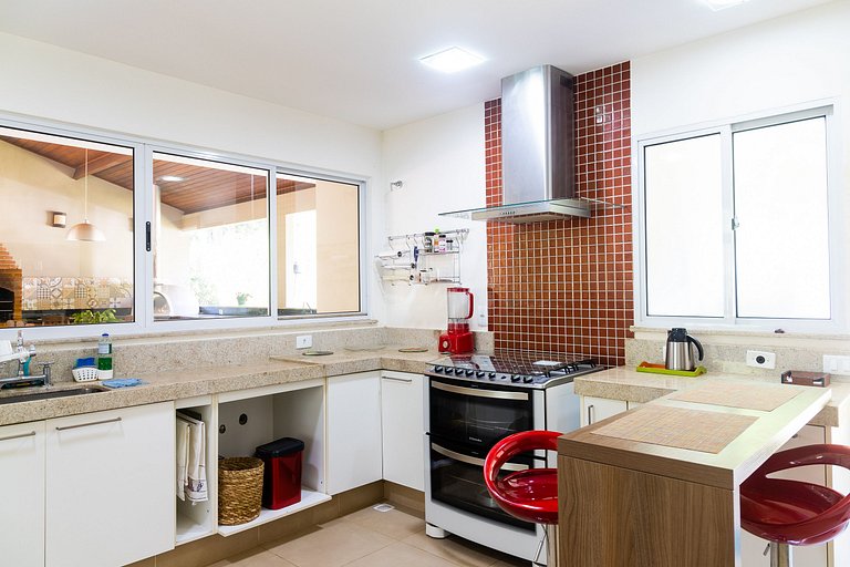 Refúgio Colonial: 4 suítes, piscina e área gourmet