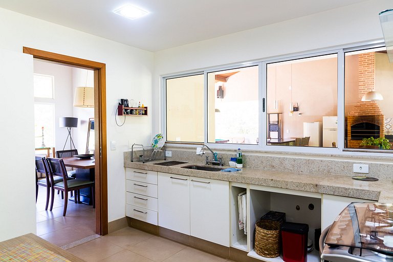 Refúgio Colonial: 4 suítes, piscina e área gourmet