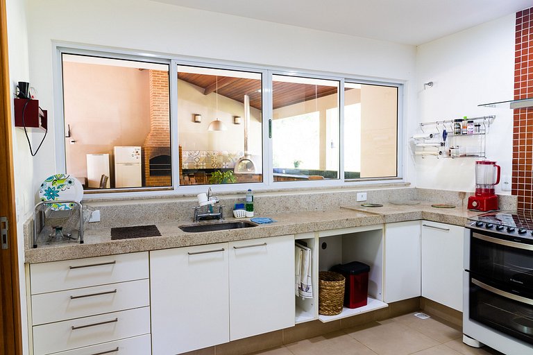 Refúgio Colonial: 4 suítes, piscina e área gourmet