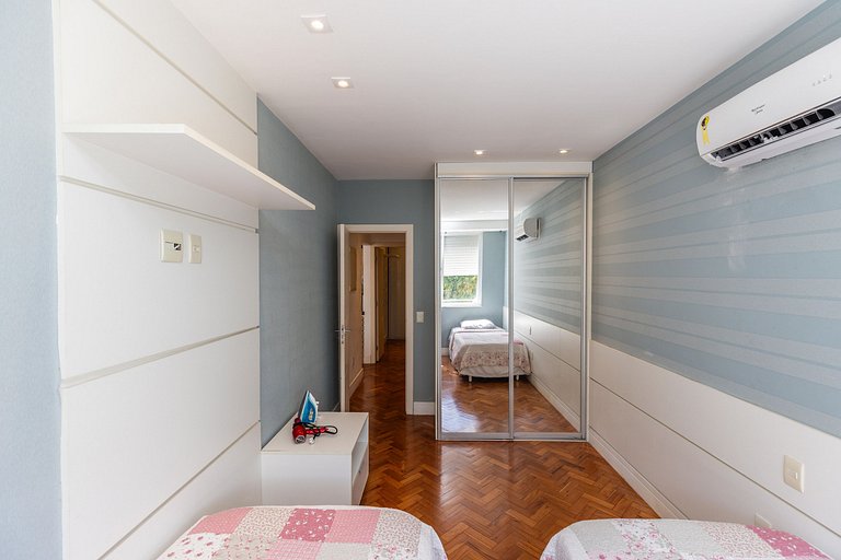 Solar Arpoador: 2 qts (1st) na Praia de Ipanema