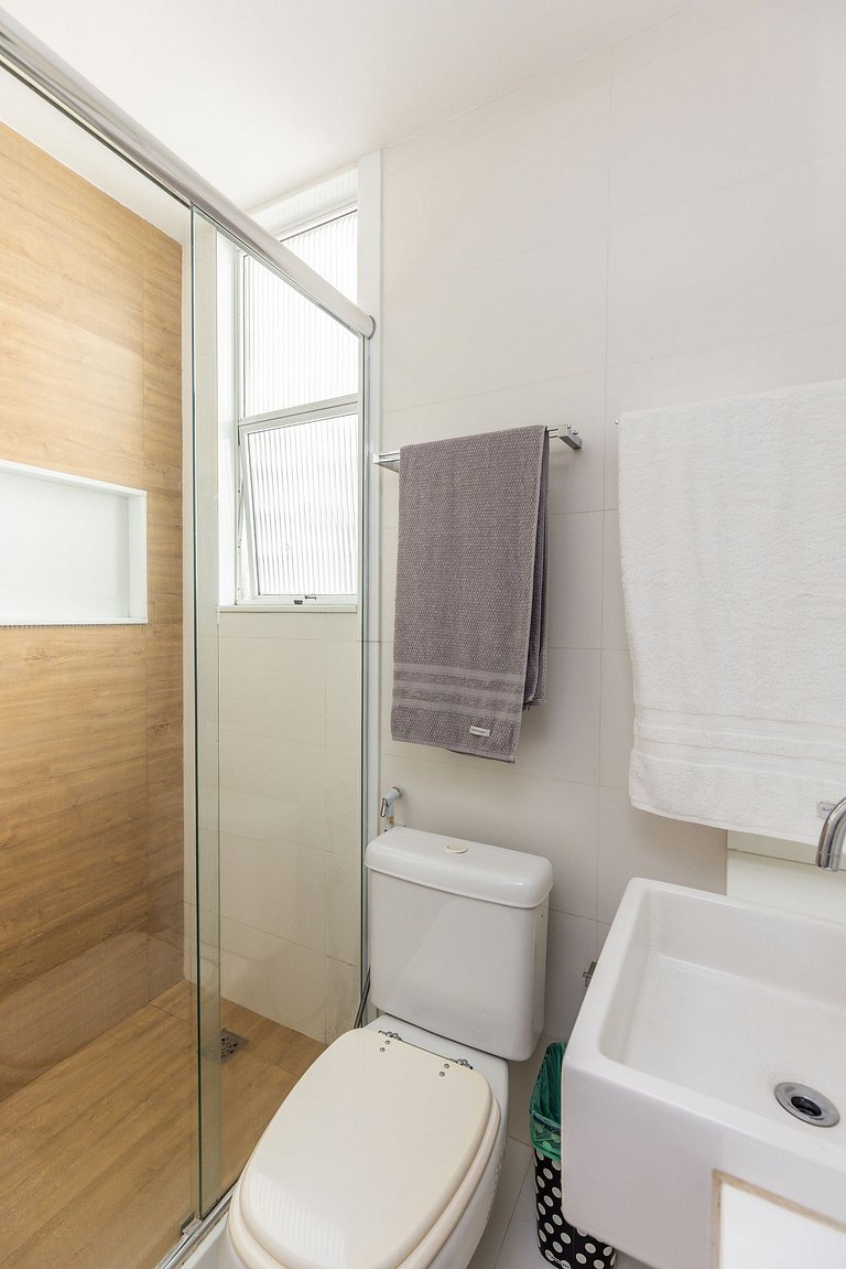 Solar Arpoador: 2 qts (1st) na Praia de Ipanema