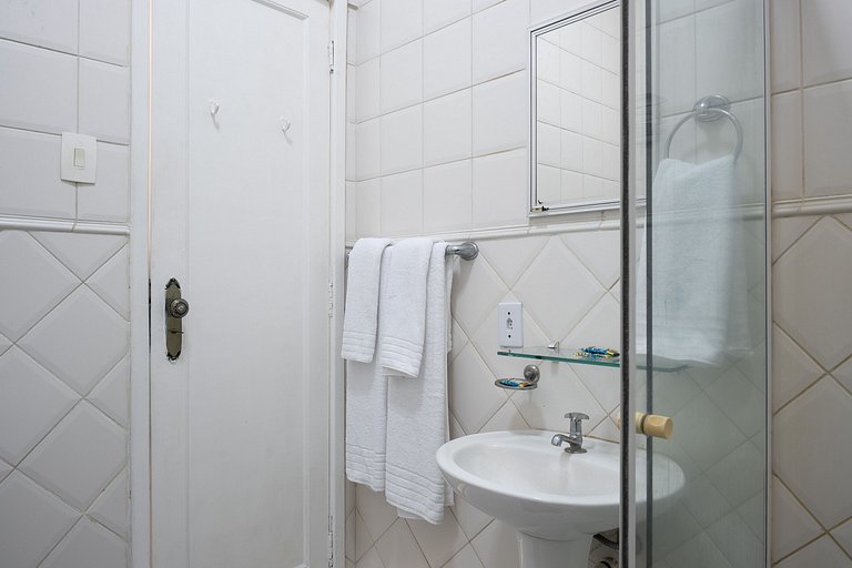 Copacabana Quiet: cama queen e localização soberba