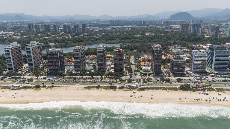 Barra Breeze: Estilo, Conforto e Vista Soberba!
